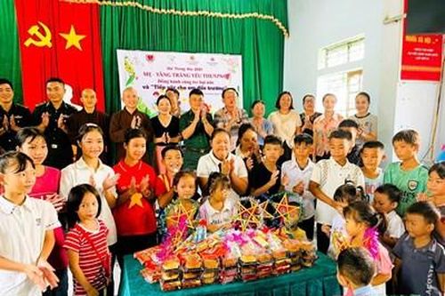 Nhiều phần quà đến với trẻ em nghèo dịp Trung thu năm 2024 tại địa bàn biên giới