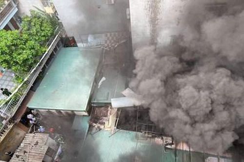 Hà Nội: Cháy nhà dân ở phố Trần Bình, cột khói đen bốc cao hàng chục mét