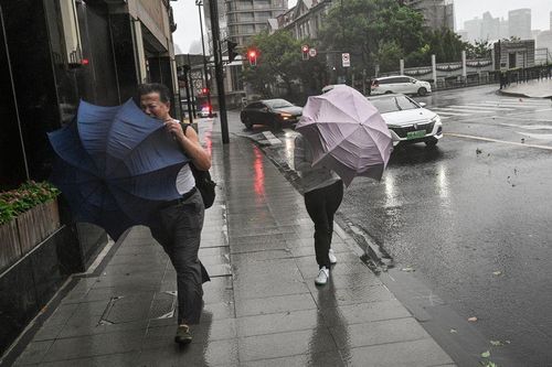 Bão nhiệt đới mạnh nhất 75 năm tấn công trực tiếp vào Thượng Hải