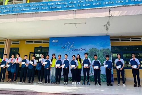 'Hành trình tôi yêu cuộc sống' của ACB đến với học sinh khó khăn Phú Yên và Bình Định