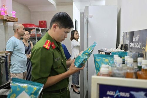 Học sinh nghi bị ngộ độc do uống trà sữa