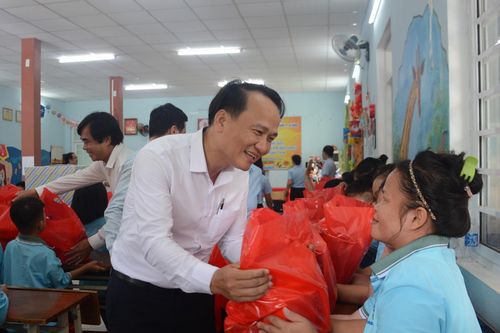 Phó Bí thư Thường trực Thành ủy Nguyễn Đình Vĩnh thăm, tặng quà Trung thu cho trẻ em Trung tâm Bảo trợ nạn nhân chất độc da cam và trẻ em bất hạnh thành phố