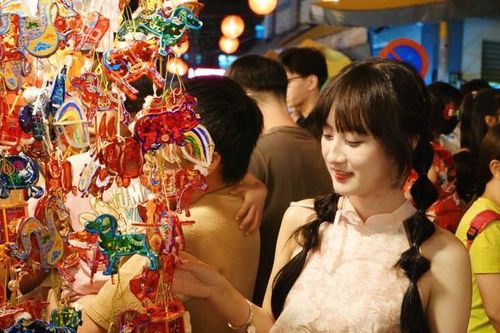 Bạn trẻ TP. HCM chen chúc chơi Trung Thu ở Phố đèn lồng Q. 5
