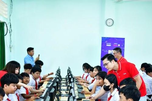 Tập đoàn Keppel và báo Tiền Phong trao tặng 80 máy tính cho học sinh vùng biên giới Tây Ninh