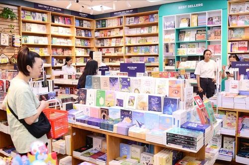 Nhà sách truyền thống: Chuyển mình để tồn tại