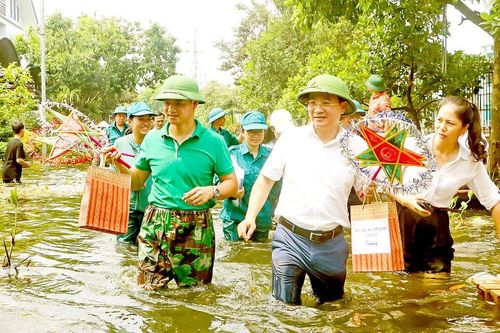 Chèo thuyền, lội nước đem Trung thu đến với trẻ em vùng 'rốn' lũ