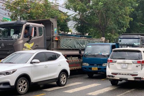 Chấn chỉnh tình trạng xe tải xếp hàng ra vào mỏ đá, gây mất an toàn giao thông