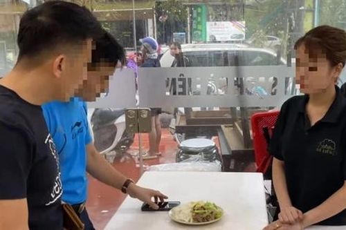 Quán cơm ở Hạ Long 'đuổi khách' ngày mưa bão