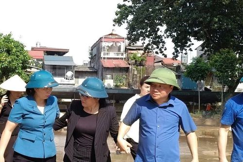 Đứng dậy sau bão lũ: NỖ LỰC ĐƯA TRÒ RA LỚP