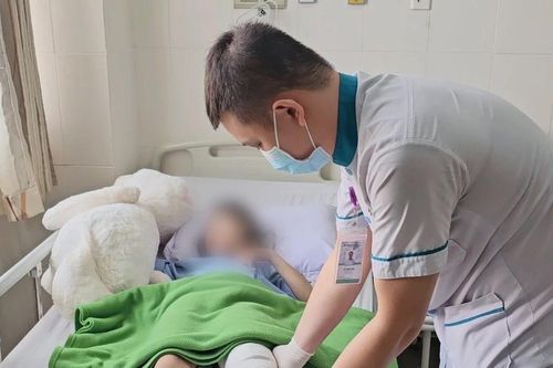 Xem điện thoại khi đi thang máy, bé gái bị kẹt gãy chân