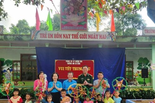 Công đoàn ngành Giáo dục Quảng Trị mang trung thu đến với trẻ em miền núi