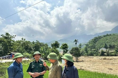 Ủy ban Biên giới quốc gia thăm hỏi, động viên, tặng quà chính quyền, nhân dân Làng Nủ