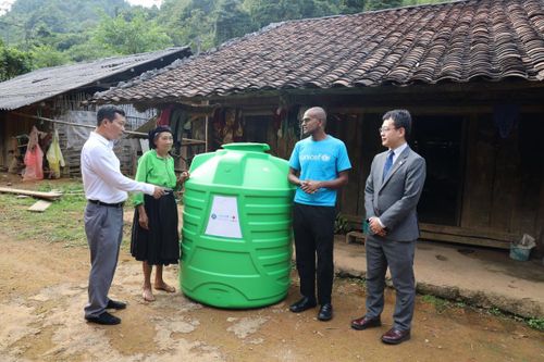 Bàn giao 456 bồn nhựa chứa nước do UNICEF hỗ trợ cho tỉnh Cao Bằng