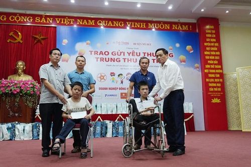Trao quà cho 300 em nhỏ là trẻ khuyết tật, trẻ có hoàn cảnh khó khăn huyện Mỹ Đức, Hà Nội