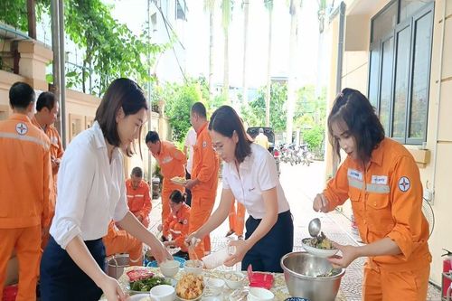 Thân tình - ấm áp 'Bữa cơm Công đoàn' Công ty Điện lực Lai Châu