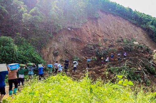 Đội quân băng rừng 'cõng' nhu yếu phẩm cho người dân vùng sạt lở