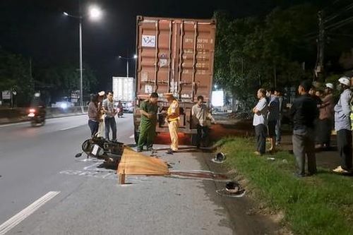 Đâm vào đuôi xe container đỗ bên đường, 2 người thương vong