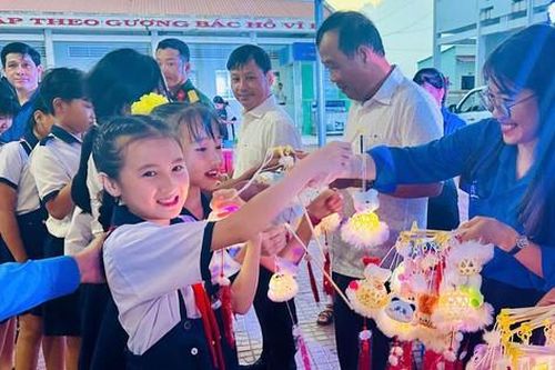 Ấm áp đêm trung thu của trẻ em xứ rừng U Minh Hạ