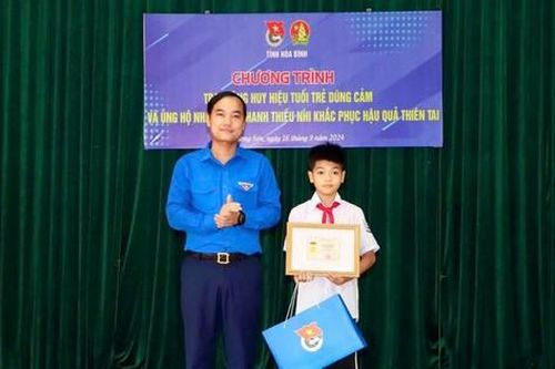 Truy tặng, trao tặng huy hiệu Tuổi trẻ dũng cảm cho 2 học sinh xả thân cứu bạn bị nước lũ cuốn trôi
