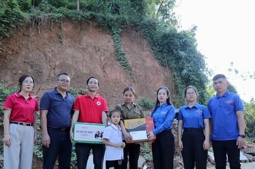 Trao nhu yếu phẩm và tiền hỗ trợ của bạn đọc đến các hộ bị sạt nhà tại Bắc Kạn