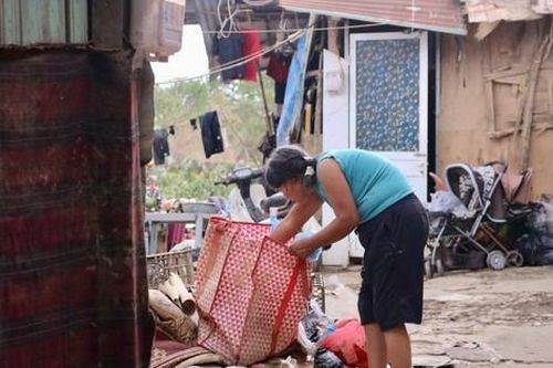 Người dân xóm trọ nghèo chân cầu Long Biên trở về dọn dẹp nhà cửa sau cơn lũ