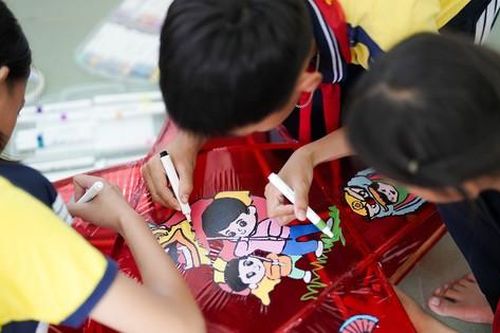 Xem 'nghệ nhân' nhí múa bút vẽ tranh làm lồng đèn trung thu