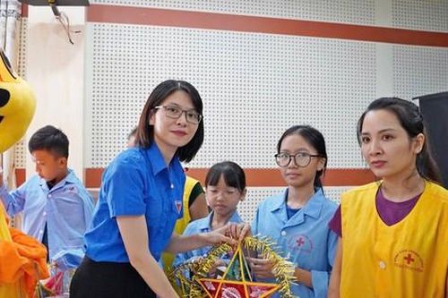 Vui Trung thu cùng bệnh nhi Thái Nguyên