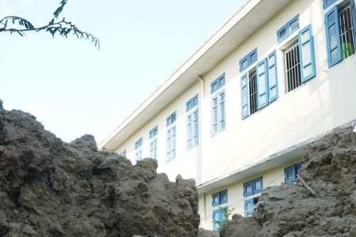 Đổ vật chất nạo vét lẫn đầy bùn thối, rác thải vào trường học, khu dân cư