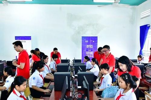 Tập đoàn Keppel và Báo Tiền Phong tặng máy tính cho 2 trường biên giới Tây Ninh