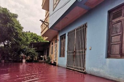 Hà Nội: Kiểm tra, xác minh hiện tượng 'nước màu đỏ lạ' tràn vào khu dân cư