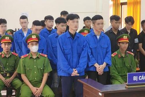Dùng hung khí, chặn người đi đường rồi đe dọa cướp tài sản