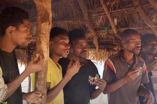 Người dân châu Phi lần đầu thử món ăn Việt 'nóng bỏng miệng', nói đúng một từ