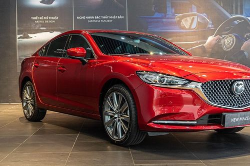 Xe sedan cỡ D giá 1 tỷ: Toyota Camry 'rơi tự do' trong tháng Ngâu
