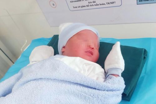 Bé trai sơ sinh còn nguyên dây rốn bị bỏ rơi trước cổng đan viện