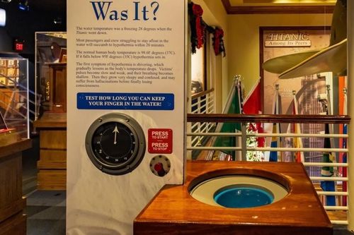 Du khách sốc khi thử nước biển lạnh như lúc tàu Titanic gặp nạn