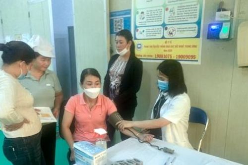 Hội KHHGĐ tỉnh Thừa Thiên Huế phối hợp khám sức khỏe miễn phí cho người lao động