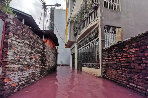 Truy nguồn nước đỏ quạch, nổi váng, bốc mùi tràn vào khu dân cư giữa Thủ đô