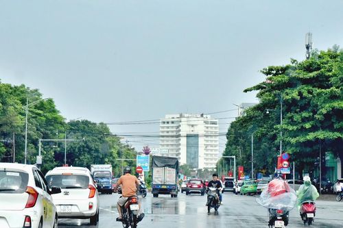Nhiều tuyến đường thành phố Vinh thoát nước nhanh sau mưa lớn