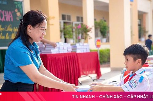 Học sinh Hà Tĩnh quyên góp sách vở hướng về các bạn vùng lũ miền Bắc