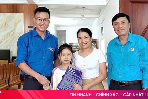Điện lực Hà Tĩnh tặng quà con em công nhân khắc phục bão tại miền Bắc