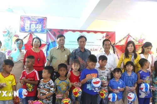 Vui hội Trăng Rằm cùng con em cộng đồng người Việt tại Campuchia
