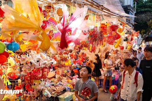 Người dân Thủ đô ra đường đón Trung Thu trong thời tiết mát mẻ