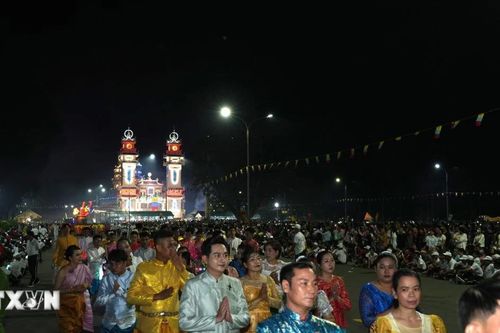 Đại lễ Hội yến Diêu Trì Cung thu hút hàng chục vạn du khách theo đạo Cao Đài