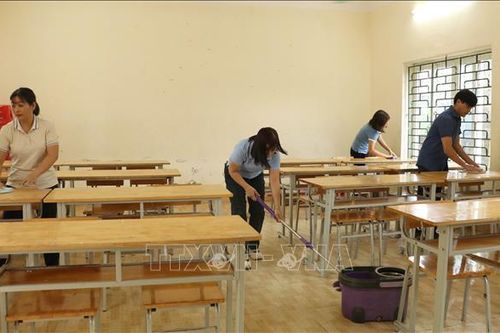 Nỗ lực khắc phục thiệt hại, đón học sinh trở lại trường sau mưa lũ