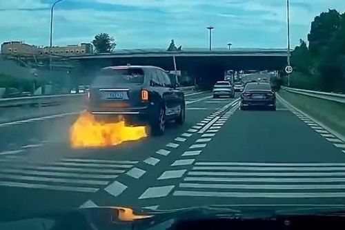 Clip: Đang di chuyển, Rolls-Royce 27 tỷ đồng bất ngờ bốc cháy