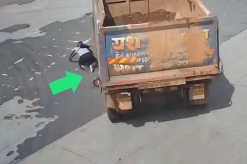 Clip: Va chạm với xe tải, người đi xe máy thoát chết khó tin