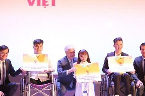 Những tấm gương khuyết tật 'quên mình' vì cộng đồng