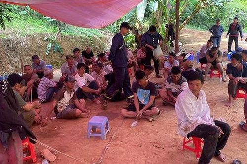 Công an đột kích trường gà, bắt 60 đối tượng, thu giữ hàng trăm triệu đồng