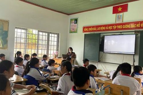 Nhiều giáo viên bất ngờ bị truy thu tiền phụ cấp ưu đãi, trách nhiệm thuộc về ai?