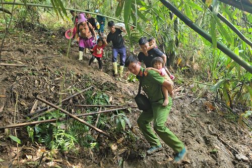 'Bám chắc nhé, tối nay con sẽ được đón Tết Trung thu'